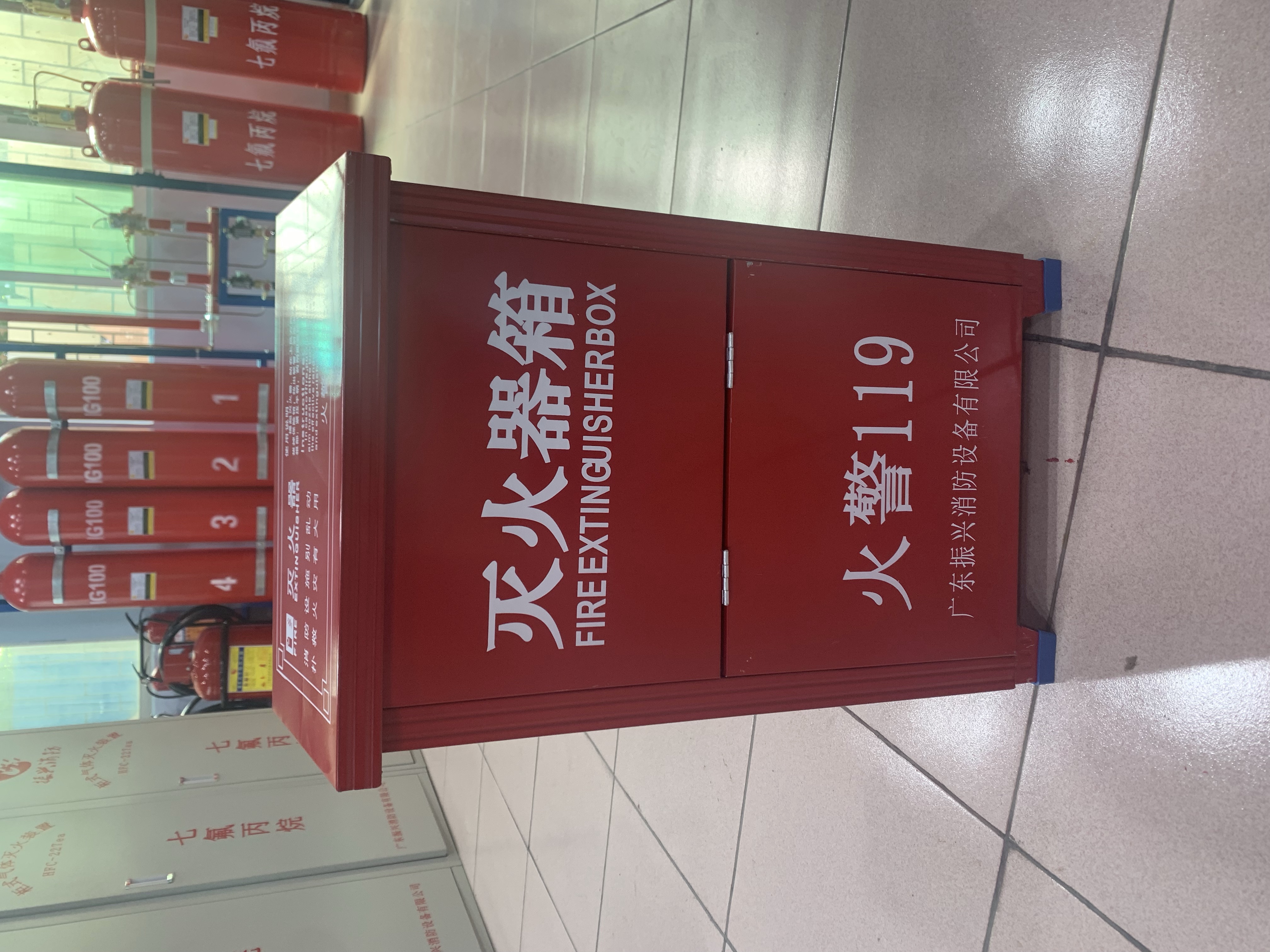 國家標準的滅火器箱是什么樣的？開(kāi)門(mén)式和翻蓋有什么區別？