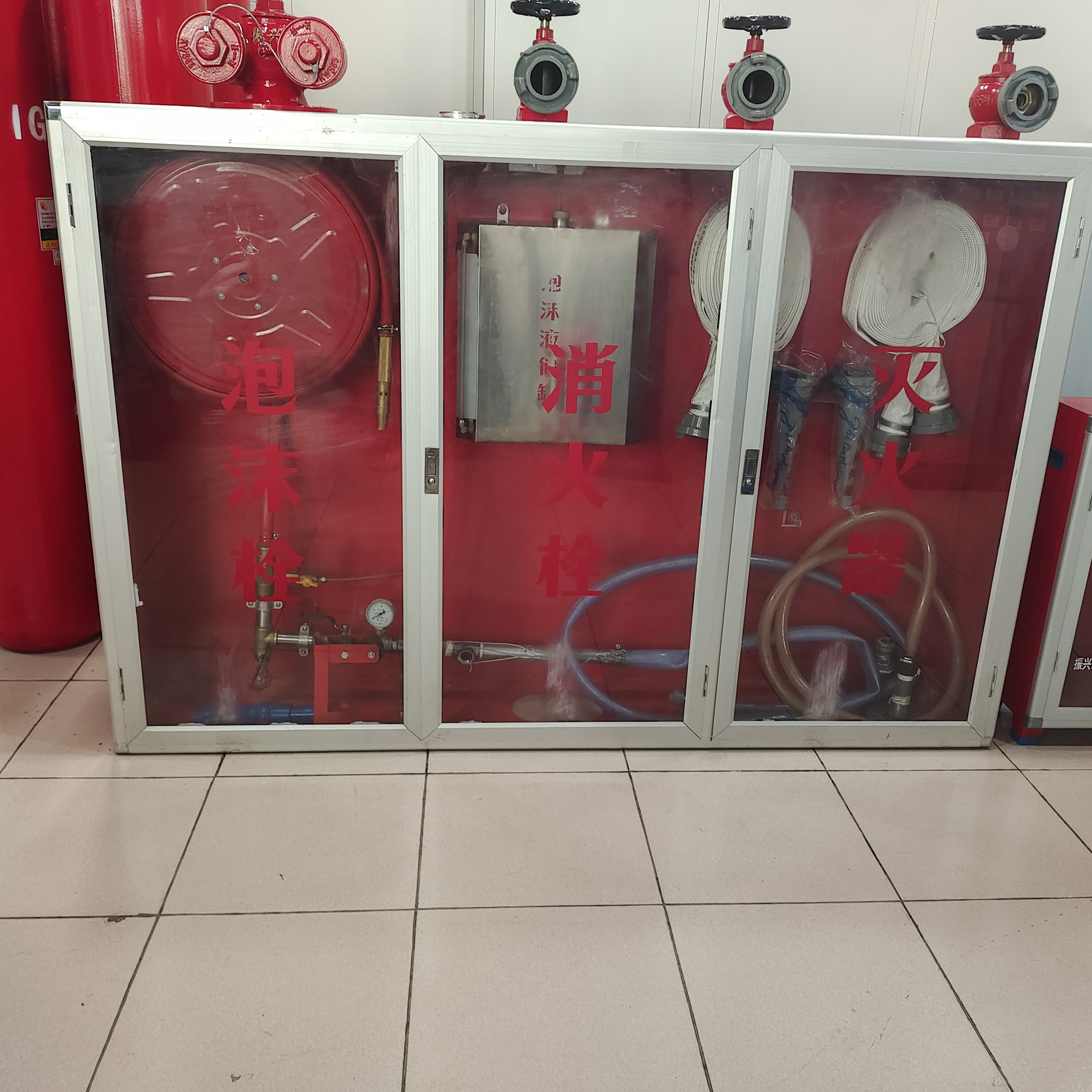 室外的泡沫消火栓箱是否結實(shí)牢固？泡米消火栓箱的原理是什么？