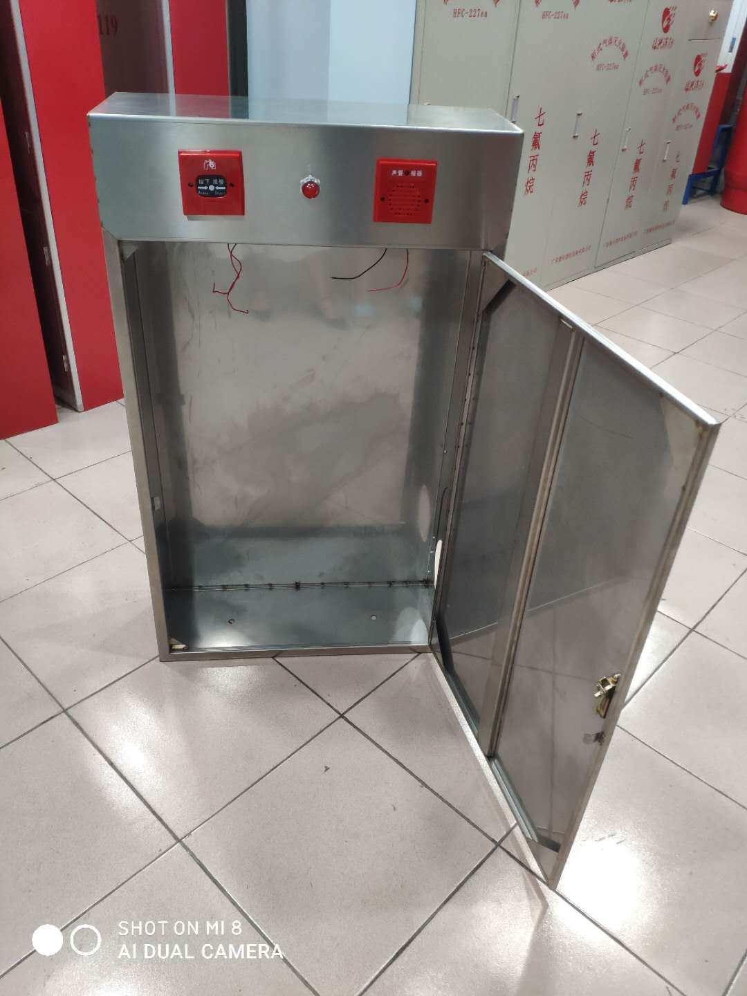 消火栓箱SG24D65Z-J生產(chǎn)廠(chǎng)家多嗎？在廠(chǎng)家購買(mǎi)和定制好處有哪些？